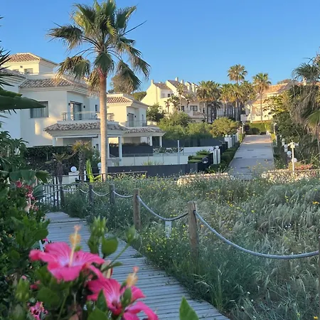 Stylish Townhouse In Beachfront Complex بيت للعطل
