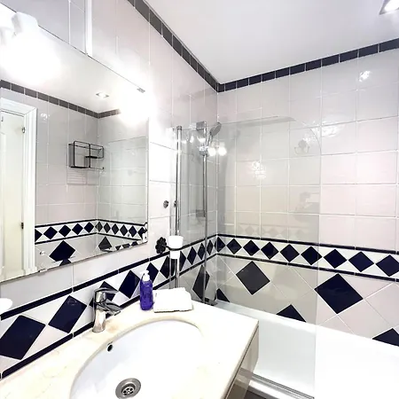 Stylish Townhouse In Beachfront Complex بيت للعطل