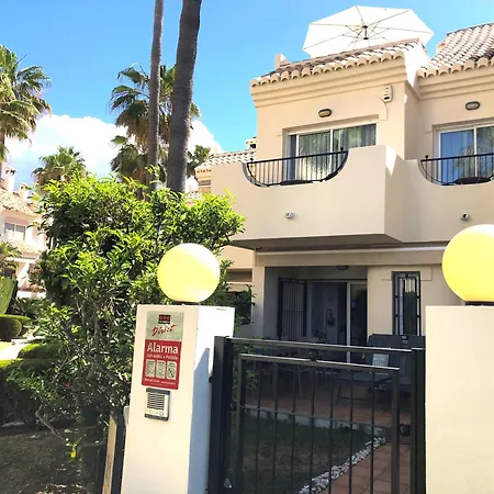 Stylish Townhouse In Beachfront Complex بيت للعطل