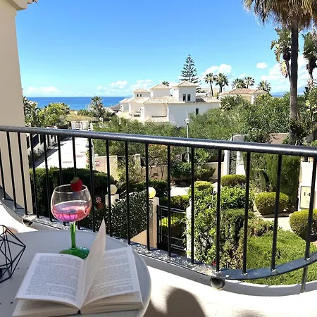 Stylish Townhouse In Beachfront Complex بيت للعطل