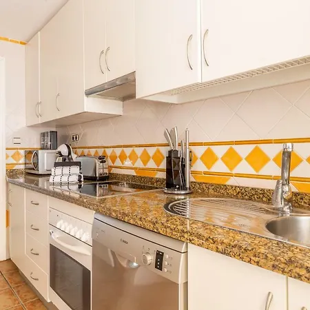Stylish Townhouse In Beachfront Complex بيت للعطل