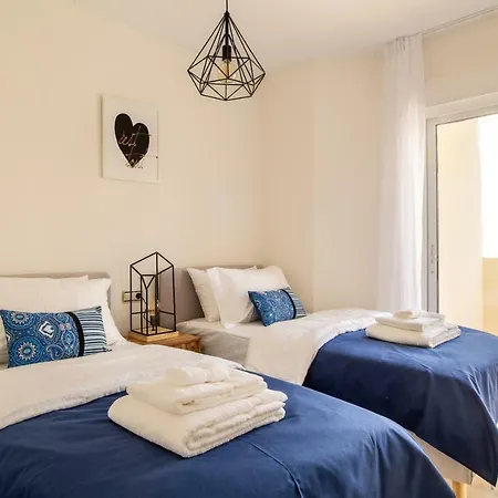Stylish Townhouse In Beachfront Complex بيت للعطل