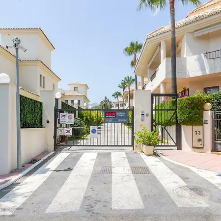 Stylish Townhouse In Beachfront Complex بيت للعطل