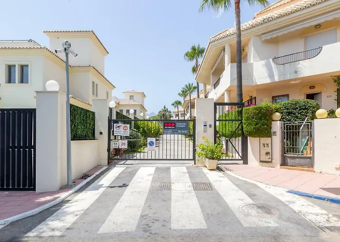 Stylish Townhouse In Beachfront Complex Holiday home